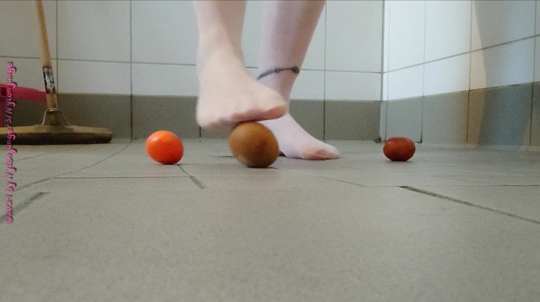 Carmen_Nylonjunge: Footplay in pantyhose with fruit