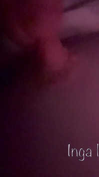 La ragazza teen si masturba in pigiama prima di andare a letto