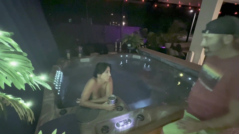 Island Boy Vids: Ångande badtunnasex med Abi James