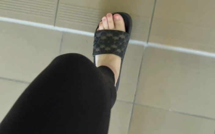 Feet: Kaki pakai sandal jepit dan jalan pakai sandal jepit
