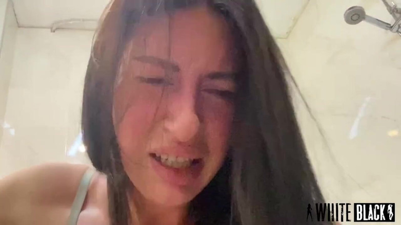 WhiteBlack: Verrückte milf-nachbarin squirtet nonstop beim hardcore-sex