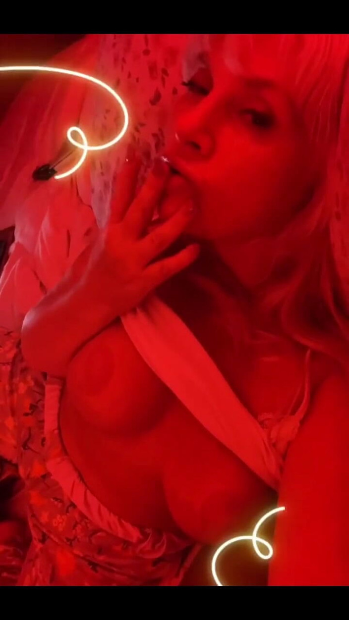 PaintedRose Taboo Femdom Fetish MILF: Crezi că aceste pijamale sunt prea sexy pentru mama vitregă?