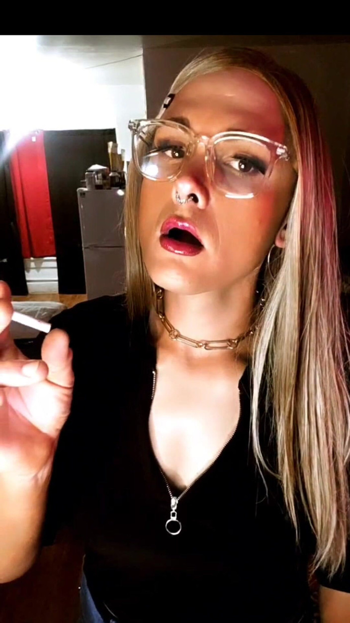 Darkfetish2k: Kylie si gadis nakal kepergok lagi merokok