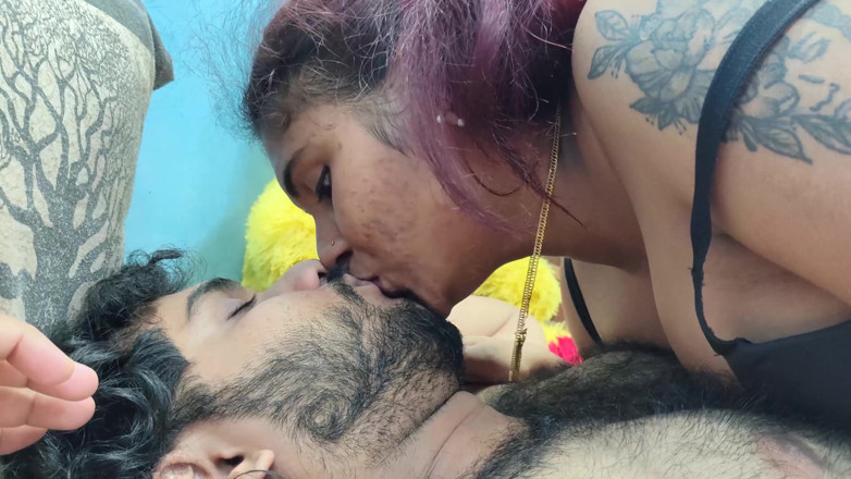 Vaigavarun45: Sexy mallu holka líbá celé tělo chlapce a bere penis...
