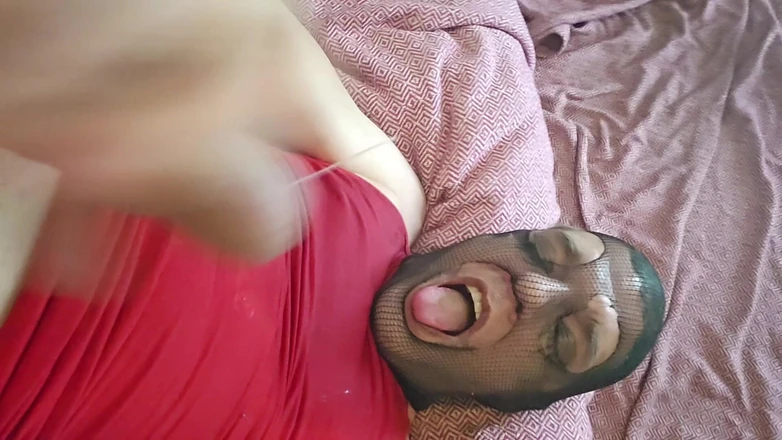 Bound_Sissy: Sissy kencing dan menggoyangkan wajahnya