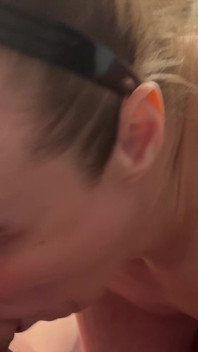 Pomocí všech mých děr, aby se udělal a on konečně dělá v mém zadku a spousta spermatu dobíhá!