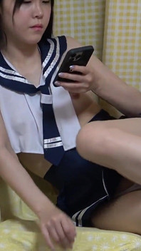 อพาร์ตเมนต์เฉพาะสาวญี่ปุ่น ห้องที่สาวผอมมินิสกirt ใส่ผ้ากันเปื้อนไม่มีบรา สวมสตริง นั่งไขว่ห้าง