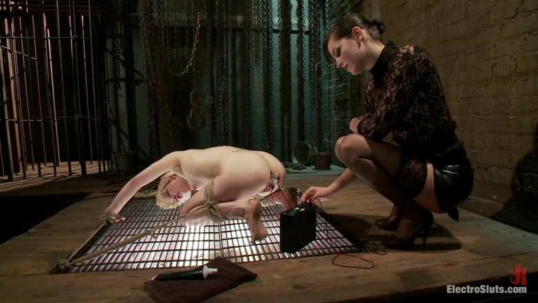 Electrosluts by Kink: Une poupée en porcelaine sent une double pénétration elecrto