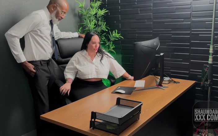 Shaundam: Iluvshauna Fucked on the Desk at Work Bts