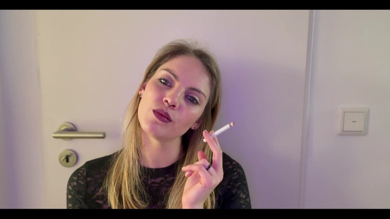 Naughty Natascha: 特写 吸烟 在 黑色 蕾丝