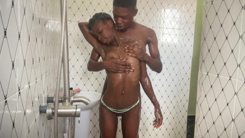 Amateur Teen Studio: Semua dari mereka ingin bergiliran dengan memek sempitku