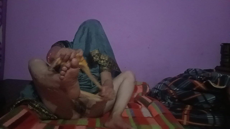 Sexy gunjan: Hintli devar seksi yengenin vücuduna masaj yapıyor ve sikişmek için...