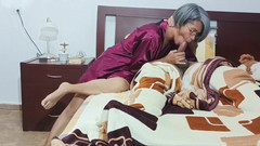 Calvohot70: Ibu tiriku membantuku masturbasi dan kami bersenang-senang. Dia suka membawakanku...