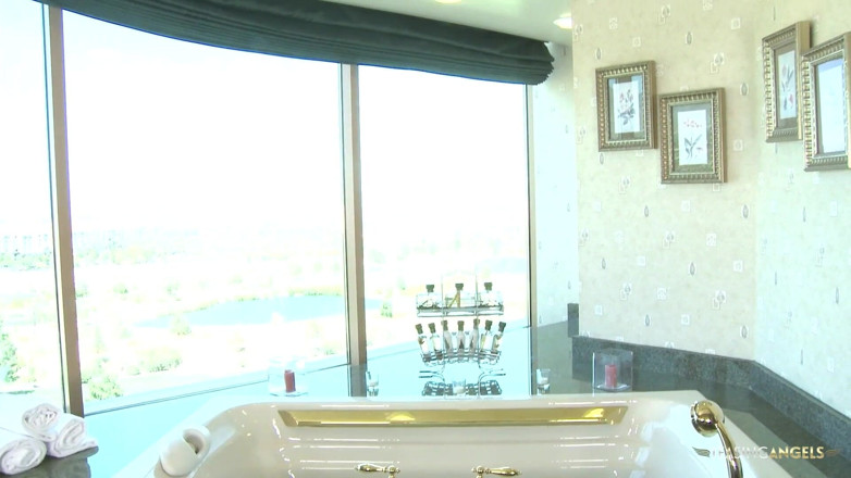 Teasing Angels: 우아하게 드레스를 입고 총 창녀처럼 행동하는 니콜 애니스톤