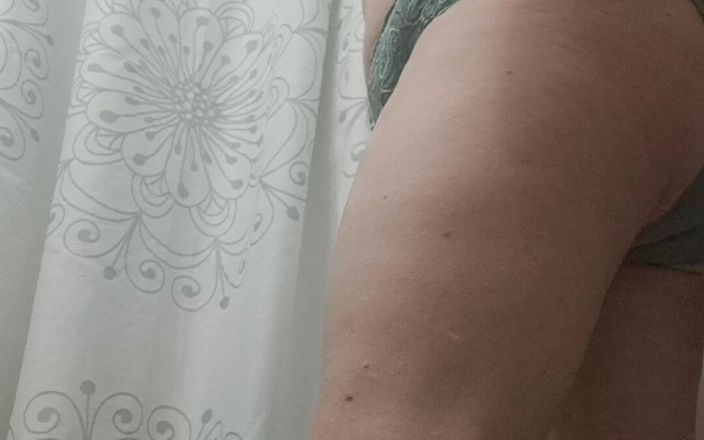Mommy big hairy pussy: Mẹ kế cởi quần áo nóng bỏng