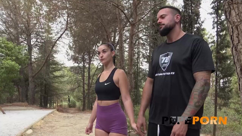 PepePorn: Veřejná trojka s manželským párem - manžel chce své ženě Candy Fly...