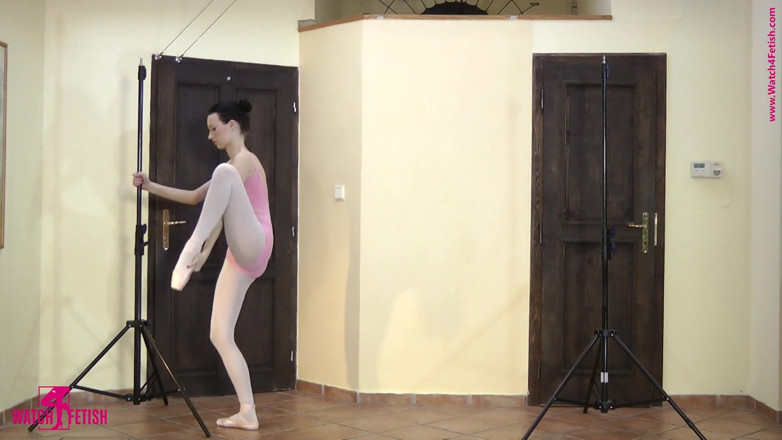 Watch4fetish: Contortion exercises in the hotel