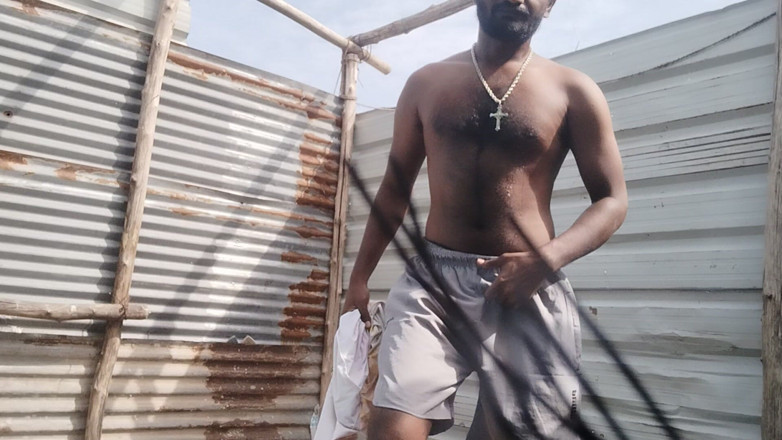 KUMBHA MANOJ KUMAR: Xhard, indischer schwuler filmemacher dreht video im freien