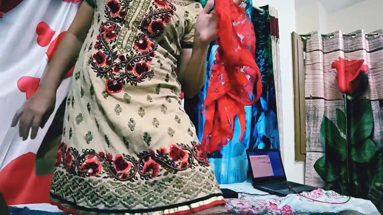 Bolly Karma: Awek MILF bertetek besar berkahwin dengan faedah