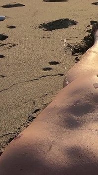 Melancap Pantai: Kecantikan Dalam Bikini Membuatkannya Dapat Pancutan Mani Besar Di Pantai