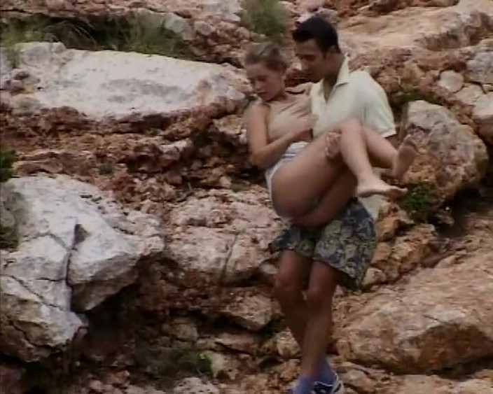 All you need to fuck: Loira gata ao ar livre provocando e fodendo em beliche