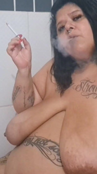 Une BBW fume sur une chaise molle