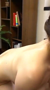 H 컵 거유 마누라. 저항할 수 없는 관능적인 존재감을 가진 매력적인 여성