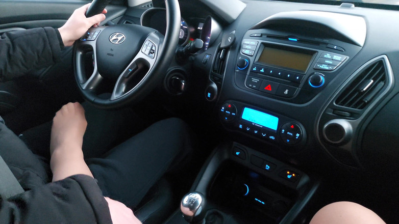 Step Mommy: Горячая милфа в чулках соблазняет водителя такси в машине на публике