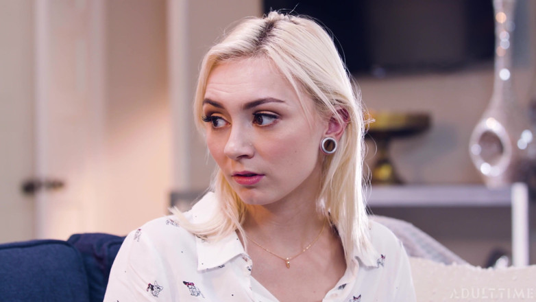 Adult Time: Adult time - Chloe Temple, baby-sitter excitée, se fait surprendre en...