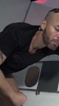 Viktor Rom vystříkal do gloryholes v Barceloně