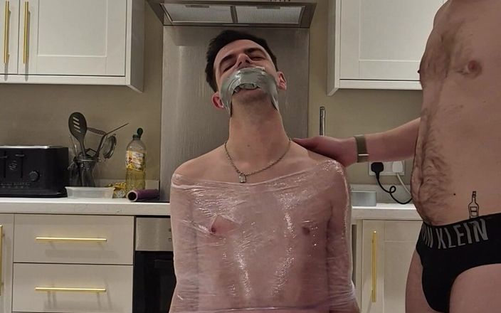 Kinky Alex: Băiat legat de un scaun