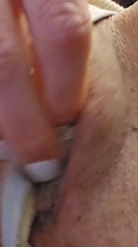 Insertion de jouet rose et orgasme dans la chatte
