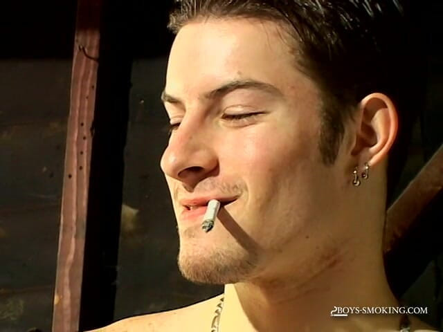 Boys Smoking: Orgia di fumo in garage