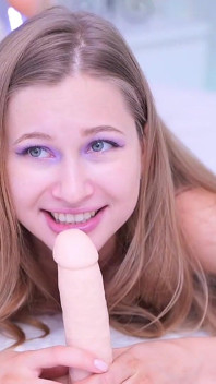 Sexy beim Lutschen, während ich in die Kamera schaue