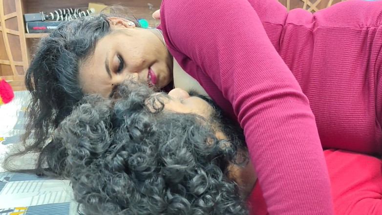 Vaishnavysharunraj: 穿着现代礼服的喀拉拉邦辣妹勾引她的男朋友和热辣的浪漫与胸部吮吸