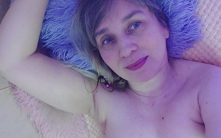 Nicolette69w: Kremowa cipka otrzymuje orgazm