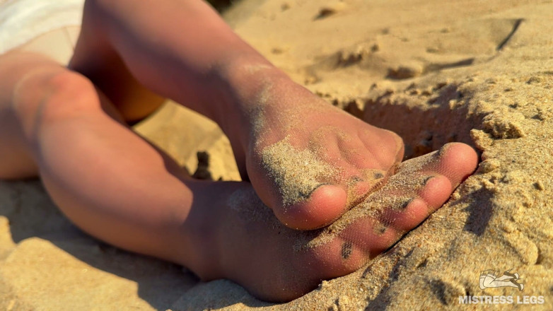 Mistress Legs: Beach Ignore: Moje piaszczyste nylonowe podeszwy w słońcu, leniwie drażni...