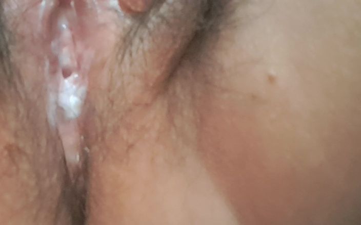 Mommy big hairy pussy: 섹스 후 질에서 우유를 따먹는 방법을 아는 계모
