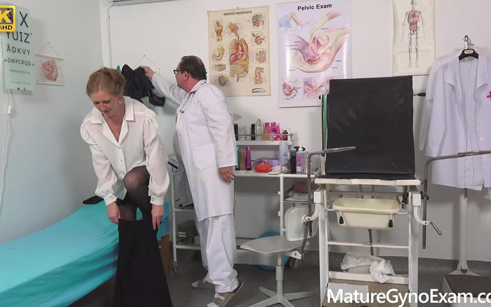 Mature Gyno Exam: Pelirroja cachonda gilf se corre por su ginecólogo