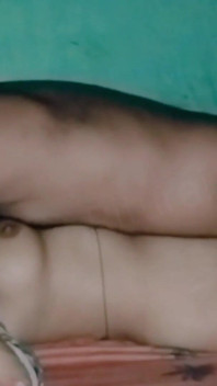 Une bhabhi desi virale taille des pipes et se fait baiser en levrette, harcore