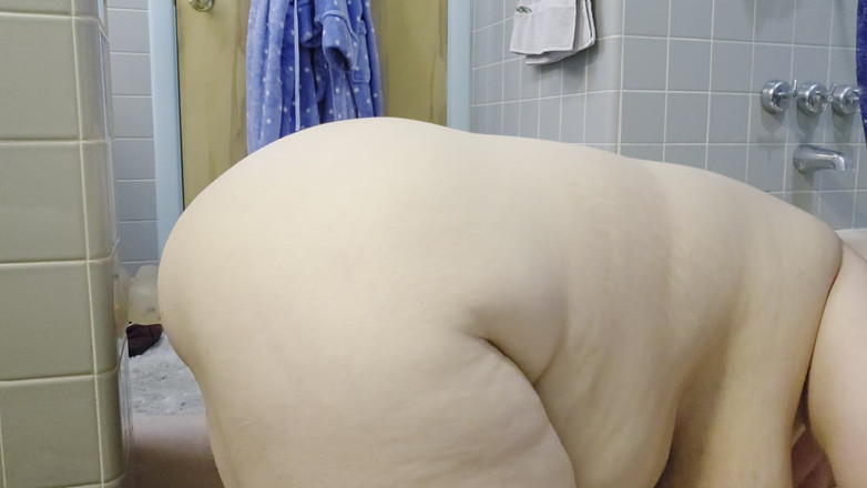 Virgie Blanca: Cewek semok ini lagi asik ngentot dildo di dinding sambil...
