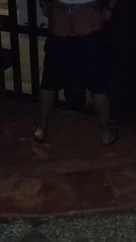 बाहर अपनी गांड दिखा रही है