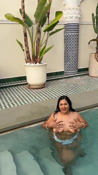 BBWがプールでトゥワークし、巨大なお尻で水しぶきを上げる。濡れた脂肪のお尻を叩く屋外