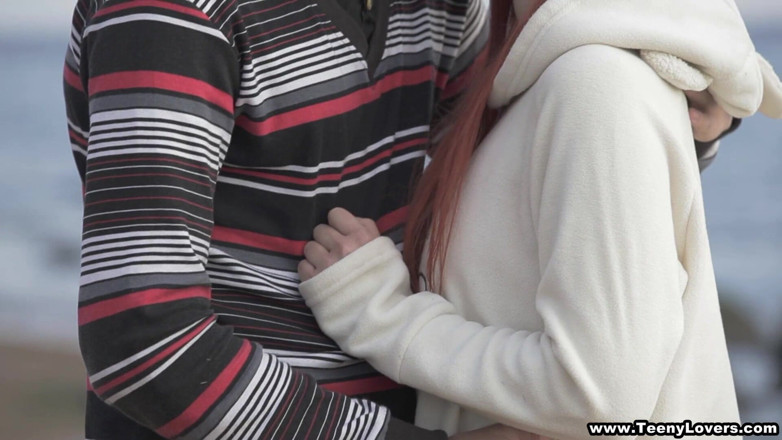 Teeny Lovers: Rudowłosa nastolatka zerżnięta w parku