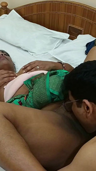 Schattige en sexy Sanjana Bhabhi hete pijpbeurten en harde seksvideo in saree