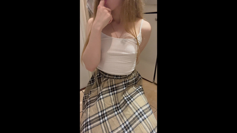 Inga lillypop girl: Papi chica se divierte en el baño con un consolador...
