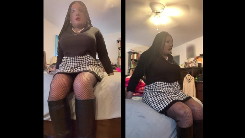 Deanna Doll: Черная крошка Danae в платье-свитере трахает пальцами ее киску