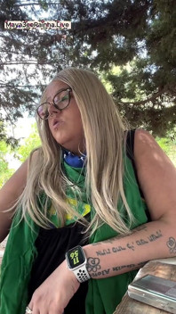 Zeița mamă sexy braziliană mare și frumoasă ritual de fumat în natură