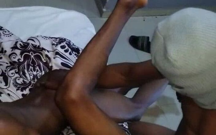 Sweetass132: Teman sekamar yang cemburu bergabung saat teman sekamarnya dientot habis-habisan...
