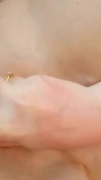 Per Eccitare Il Tuo Cazzo Con Un Dildo Rosa in Una Piccola Figa Rosa